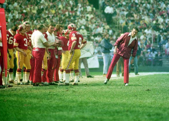 October 14, 1974, Washington, District Of Columbia, USA: Washington Redskins head coach George Allen, right, looks over the situation as quarterback Sonny Jurgensen 9 and coaches, left, discuss strategy during the game against the Miami Dolphins at RFK Stadium in Washington, DC on October 14, 1974. The Redskins won the game 20 - 17 Washington USA - ZUMAs152 19741014_faa_s152_001 Copyright: xArniexSachsx Washington USA - ZUMA0846 19741014_faa_s152_001 Copyright: xIMAGO ArniexSachsx
