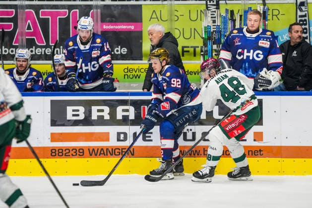 Battle for the puck duel between Mark Rassell Ravensburg Towerstars, 92 and Maximilian Adam Starbulls Rosenheim, 48 , GER, Ravensburg Towerstars vs Starbulls Rosenheim, Ice Hockey, DEL2, Season 2025 2026, Matchday 47, Main Round, 20 02 26 GER, Ravensburg Towerstars vs Starbulls Rosenheim, Ice Hockey, DEL2, Season 2025 2026, Matchday 47, Main Round, 20 02 26 Ravenburg Copyright: xEibner-Pressefoto MaximilianxRisx EP_MRT