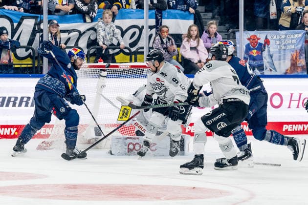 Tobias Rieder EHC Red Bull Muenchen, 8 misses here against Moritz Mueller Koelner Haie, 91 and Janne Juvonen goalie, Koelner Haie, 30 , right Dominik Bokk Koelner Haie, 78 and Gabriel Fontaine EHC Red Bull Muenchen, 97 GER, EHC Red Bull Muenchen vs Koelner Haie, Ice Hockey, DEL, Matchday 47, Season 2025 2026, 01 03 2026 GER, EHC Red Bull Muenchen vs Koelner Haie, Ice Hockey, DEL, Matchday 47, Season 2025 2026, 01 03 2026 Muenchen Copyright: xEibner-Pressefoto HeikexFeinerx EP_HFR