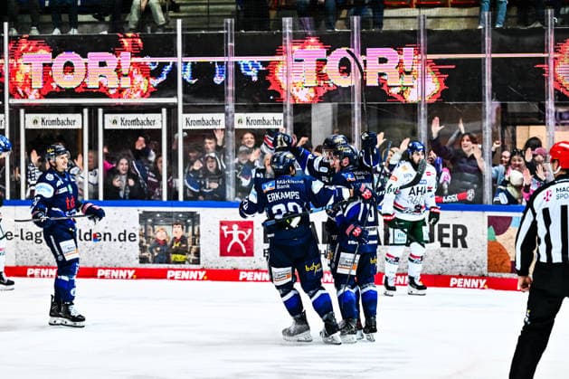 Goal celebration, jubilation, joy for goal scorer Colin Ugbekile Iserlohn Roosters, 79 Macoy Erkamps Iserlohn Roosters, 20 Christian Thomas Iserlohn Roosters, 27 Julian Napravnik Iserlohn Roosters, 75 , GER, Iserlohn Roosters vs Augsburger Panther, Ice Hockey, Penny DEL, 47 Matchday, Season 2025 2026, 01 03 2026, GER, Iserlohn Roosters vs Augsburger Panther, Ice Hockey, Penny DEL, 47 Matchday, Season 2025 2026, 01 03 2026 Iserlohn Copyright: xJonasxBrockmann Eibner-Pressefotox EP_JBN