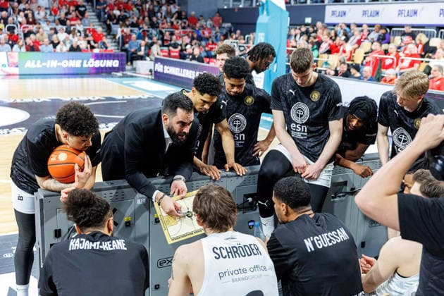 Ramon Diaz Sanchez Basketball Loewen Braunschweig, Coach , Team, Mannschaft, Timeout, BMA365 Bamberg Baskets vs Basketball Loewen Braunschweig, Basketball, easyCredit BBL, 22 Matchday, 06 03 2026 BMA365 Bamberg Baskets vs Basketball Loewen Braunschweig, Basketball, easyCredit BBL, 22 Matchday, 06 03 2026 Bamberg Copyright: xEibner-Pressefoto G.xSantemizx EP_EER