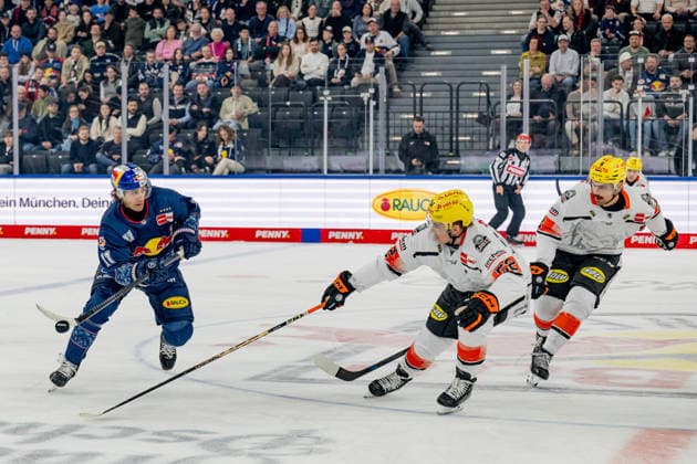 Fight for the puck duel between Markus Eisenschmid EHC Red Bull Muenchen, 11 and Maksim Matushkin Loewen Frankfurt, 52 , right Nathan Burns Loewen Frankfurt, 8 GER, EHC Red Bull Muenchen vs Loewen Frankfurt, Ice Hockey, DEL, Matchday 50, Season 2025 2026, 08 03 2026 GER, EHC Red Bull Muenchen vs Loewen Frankfurt, Ice Hockey, DEL, Matchday 50, Season 2025 2026, 08 03 2026 Muenchen Copyright: xEibner-Pressefoto FranzxFeinerx EP_HFR
