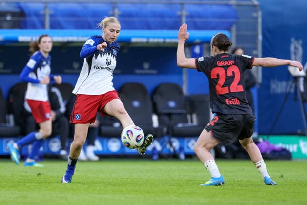 from left Paulina Bartz Hamburger SV, HSV, 37 and Ruby Grant Bayer 04 Leverkusen, 22 in a duel, dynamic, action, action, game scene, THE DFB REGULATIONS PROHIBIT ANY USE OF PHOTOGRAPHS AS IMAGE SEQUENCES AND OR QUASI VIDEO , 30 03 2026, Hamburg Germany , Football, Google Pixel Womens Bundesliga, Hamburger SV Bayer 04 Leverkusen xobx
