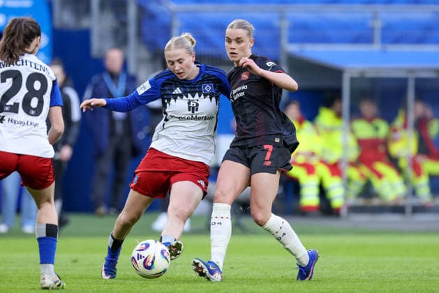 from left Paulina Bartz Hamburger SV, HSV, 37 and Cornelia Kramer Bayer 04 Leverkusen, 7 in a duel, dynamic, action, game scene, THE DFB REGULATIONS PROHIBIT ANY USE OF PHOTOGRAPHS AS IMAGE SEQUENCES AND OR QUASI VIDEO , 30 03 2026, Hamburg Germany , Football, Google Pixel Womens Bundesliga, Hamburger SV Bayer 04 Leverkusen xobx