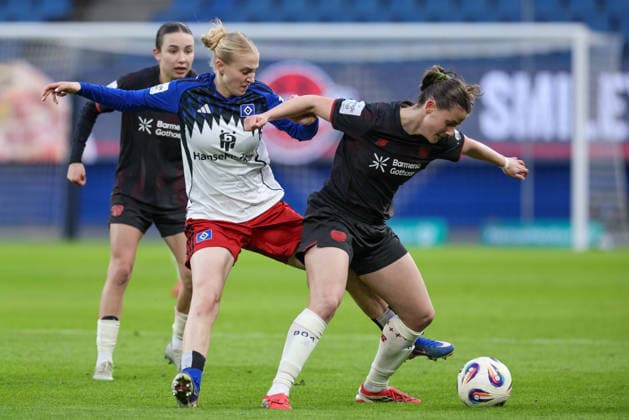from left Paulina Bartz Hamburger SV, HSV, 37 and Katharina Piljic Bayer 04 Leverkusen, 6 in duel, duel, dynamics, action, action, game scene, THE DFB REGULATIONS PROHIBIT ANY USE OF PHOTOGRAPHS AS IMAGE SEQUENCES AND OR QUASI VIDEO , 30 03 2026, Hamburg Germany , Football, Google Pixel Womens Bundesliga, Hamburger SV Bayer 04 Leverkusen xobx