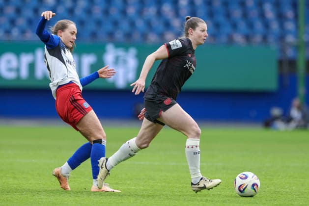 from left Camilla Linberg Hamburger SV, HSV, 47 and Claudia Wenger Bayer 04 Leverkusen, 5 in duel, duel, dynamics, action, action, game scene, THE DFB REGULATIONS PROHIBIT ANY USE OF PHOTOGRAPHS AS IMAGE SEQUENCES AND OR QUASI VIDEO , 30 03 2026, Hamburg Germany , Football, Google Pixel Womens Bundesliga, Hamburger SV Bayer 04 Leverkusen xobx