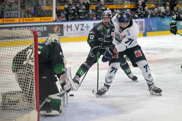 Tristan Keck EC Kassel Huskies, 71 on the puck in a duel with Olafr Schmidt Bietigheim Steelers, 35 Goalie and Pawel Dronia Bietigheim Steelers, 12 Bietigheim Steelers vs EC Kassel Huskies, Ice Hockey, DEL 2, PlayOff Game 4, Season 2025 2026, 08 04 2026 Bietigheim Steelers vs EC Kassel Huskies, Ice Hockey, DEL 2, PlayOff Game 4, Season 2025 2026, 08 04 2026 Bietigheim Copyright: xEibner-Pressefotox EP_TBR