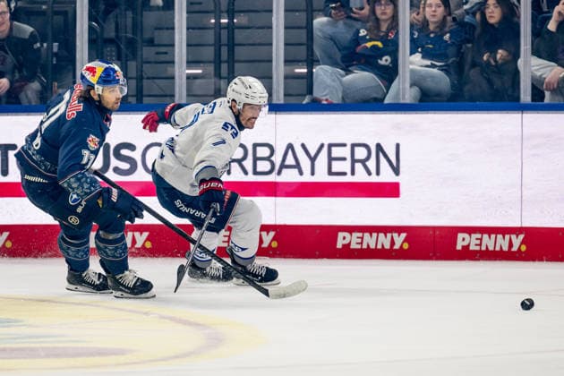 Fight for the puck duel between Markus Eisenschmid EHC Red Bull Muenchen, 11 and John Gilmour Adler Mannheim, 7 GER, EHC Red Bull Muenchen vs Adler Mannheim, ice hockey, DEL, playoffs, semi-final game 2, 2025 2026 season, 10 04 2026 GER, EHC Red Bull Muenchen vs Adler Mannheim, ice hockey, DEL, playoffs, semi-final game 2, 2025 2026 season, 10 04 2026 Muenchen Copyright: xEibner-Pressefoto HeikexFeinerx EP_HFR