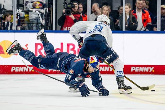 Battle for the puck duel between Markus Eisenschmid EHC Red Bull Muenchen, 11 and Leon Gawanke Adler Mannheim, 9 GER, EHC Red Bull Muenchen vs Adler Mannheim, ice hockey, DEL, playoffs, semi-final game 2, 2025 2026 season, 10 04 2026 GER, EHC Red Bull Muenchen vs Adler Mannheim, ice hockey, DEL, playoffs, semi-final game 2, 2025 2026 season, 10 04 2026 Muenchen Copyright: xEibner-Pressefoto HeikexFeinerx EP_HFR