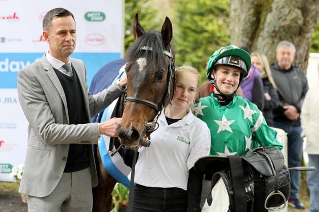 12 04 2026, Duesseldorf, Nordrhein Westfalen, GER New Emerald with Sibylle Vogt and trainer Marcel Weiss after the victory racecourse Duesseldorf Grafenberg horse, jockey, New Emerald, Vogt, victory, trainer, Weiss 260412SG992DUESSELDORF JPG