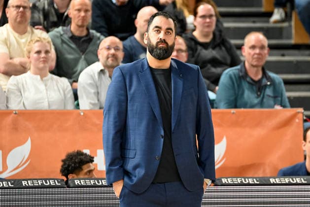 Ramon Diaz Sanchez Basketball Loewen Braunschweig, Coach disappointed, annoyed RASTA Vechta vs Basketball Loewen Braunschweig, easyCredit Basketball Bundesliga, 31 Matchday, Season 2025 2026, 24 04 2026, RASTA Vechta vs Basketball Loewen Braunschweig, easyCredit Basketball Bundesliga, 31 Matchday, Season 2025 2026, 24 04 2026 Vechta Copyright: xEibner-Pressefoto RobertxGertzenx EP_RGN