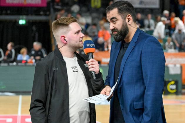 Ramon Diaz Sanchez Basketball Loewen Braunschweig, Coach in an interview with Patrick Fritzsche DYN Commentator RASTA Vechta vs Basketball Loewen Braunschweig, easyCredit Basketball Bundesliga, 31 Matchday, Season 2025 2026, 24 04 2026, RASTA Vechta vs Basketball Loewen Braunschweig, easyCredit Basketball Bundesliga, 31 Matchday, Season 2025 2026, 24 04 2026 Vechta Copyright: xEibner-Pressefoto RobertxGertzenx EP_RGN