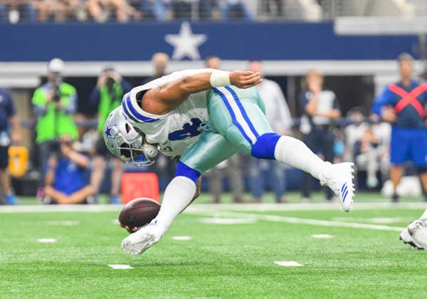 October 01, 2017: Dallas Cowboys quarterback Dak Prescott 4 tries to regain his balance after avoiding a sack in the second quarter during an NFL, American Football Herren, USA football game between the Los Angeles Rams and the Dallas Cowboys at AT&T Stadium in Arlington, TX Los Angeles defeated Dallas 35-30 Albert Pena CSM Copyright: xAlbertxPenax