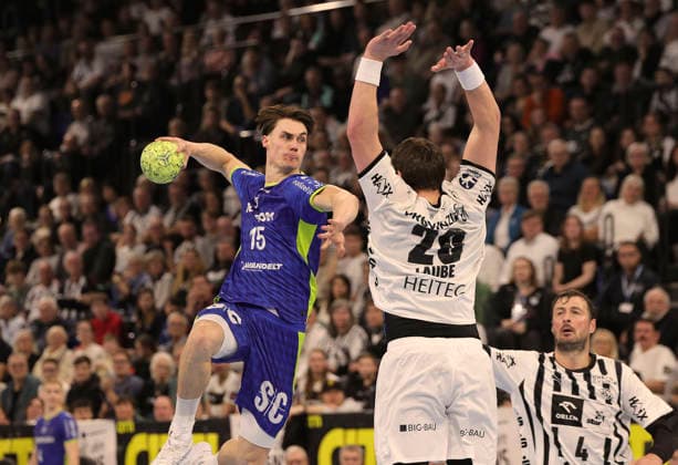 Photo Goal throw from Miro Schluroff Gummersbach against Lukas LAUBE Kiel , right Handball Men 1 Bundesliga on Sat 28 02 2025 THW Kiel VfL Gummersbach