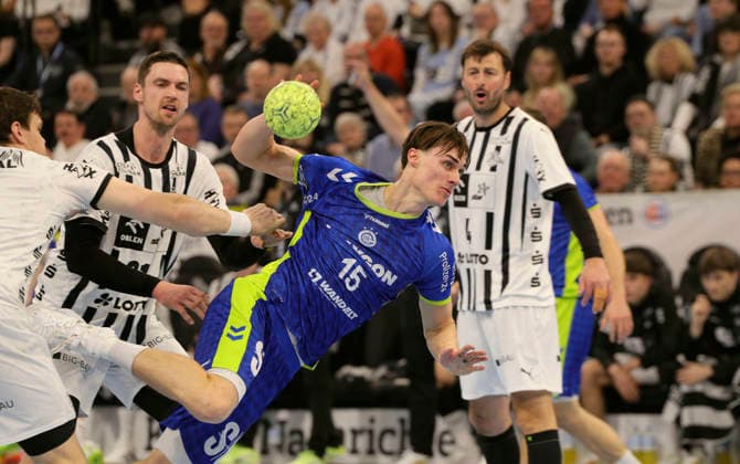 Photo Goal throw from Miro Schluroff Gummersbach in blue against Hendrik Pekeler Kiel and left Lukas LAUBE 20 Handball Men 1 Bundesliga on Sat 28 02 2025 THW Kiel VfL Gummersbach