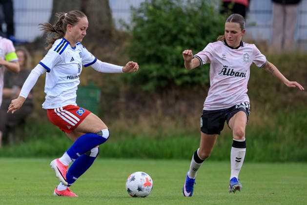 From left: Camilla Linberg (Hamburger SV, HSV), 7, and Sofie Thrige (Odense BK), 20, in a one-on-one battle, duel, dynamic moment, action, game scene, July 18, 2026, Norderstedt, Germany, soccer, women’s friendly, Hamburger SV vs. Odense BK xobx