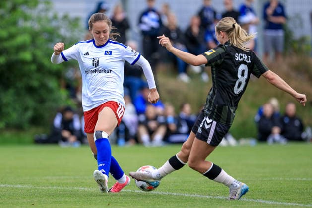 From left: Camilla Linberg (Hamburger SV, HSV), No. 7, and Carla Schulz (Odense BK), No. 8, in a one-on-one battle, duel, dynamic moment, action, game scene, July 18, 2026, Norderstedt, Germany, soccer, women’s friendly, Hamburger SV vs. Odense BK xobx