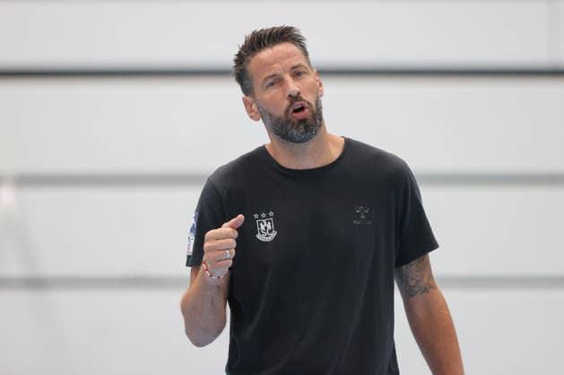 July 22, 2026, xtgx, Handball, Opel HBL, SC Magdeburg: First training session of the season by Bennet Wiegert in Magdeburg; coach gives instructions, gesturing with his arms, gesticulate, gives instructions in Magdeburg
