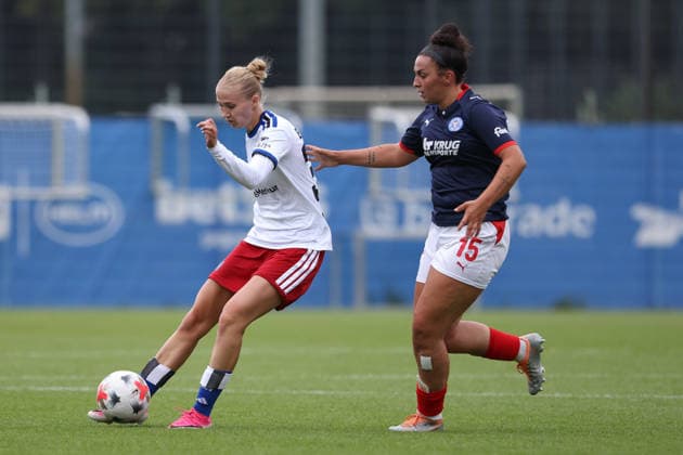 From left: Paulina Bartz (Hamburger SV, HSV), 37, and Aryanna Naward (Holstein Kiel), 15, in a one-on-one battle, duel, dynamic moment, action, game scene, July 22, 2026, Hamburg, Germany, soccer, women s friendly match, Hamburger SV vs. Holstein Kiel xobx