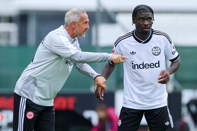 Coach Adi Hütter of Eintracht Frankfurt and junior player Dina Ebimbe of Eintracht Frankfurt are talking, Friendly match, Trabzonspor vs. Eintracht Frankfurt, SAK Sportanlage Nonntal on July 26, 2026, in Salzburg, Austria. Photo by Marco Steinbrenner, DeFodi Images. Eintracht Frankfurt coach Adi Hütter and Eintracht Frankfurt youth player Dina Ebimbe talk together, Friendly match, Trabzonspor vs. Eintracht Frankfurt, SAK Sportanlage Nonntal, July 26, 2026, in Salzburg, Austria. Photo by Marco Steinbrenner, DeFodi Images