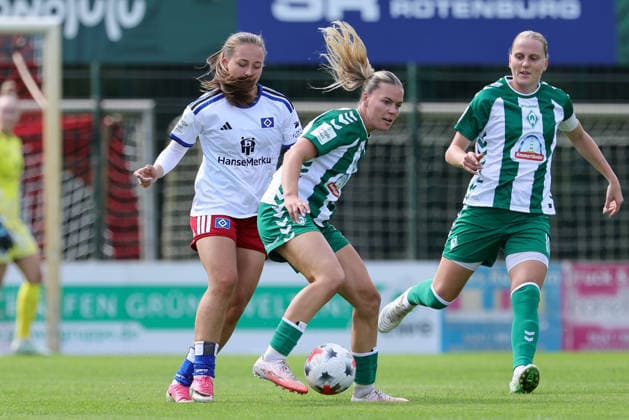 From left: Camilla Linberg (Hamburger SV, HSV), 7, and Juliane Wirtz (SV Werder Bremen), 28, in a one-on-one battle, duel, dynamic moment, action, game scene, August 16, 2026, Rotenburg Wümme, Germany, soccer, women’s friendly match, SV Werder Bremen vs. Hamburger SV xobx