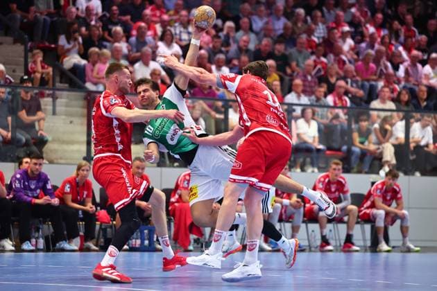Renars Uscins (TSV Hannover Burgdorf), No. 10, in a one-on-one battle with Timo Stoyke (TuS Ferndorf), No. 28, on the left, and Mattis Michel (TuS Ferndorf), No. 17, GER, TuS Ferndorf vs. TSV Hannover Burgdorf, Handball, DHB Cup, Round 1, 2026–2027 season, August 21, 2026 GER, TuS Ferndorf vs. TSV Hannover Burgdorf, Handball, DHB Cup, 1st Round, 2026–2027 season, August 21, 2026 Kreuztal Copyright: xEibner-Pressefoto RenexWeissx EP_RWS