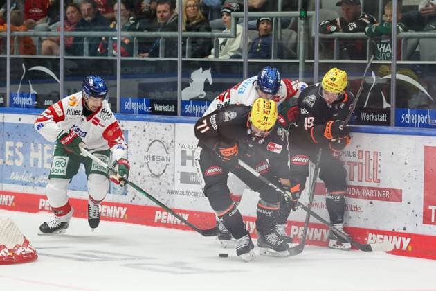 In a one-on-one battle, action, featuring Felix Scheel 54 (Augsburger Panther), Linus Froeberg 71 (Loewen Frankfurt), Christian Hanke 25 (Augsburger Panther), Michael Joyaux 49 (Loewen Frankfurt), Augsburg Panthers vs. Loewen Frankfurt, exhibition game, ice hockey, Penny DEL, September 4, 2026, Augsburg, Bavaria, Germany Copyright: xkolbert-press DunjaxDietrichx
