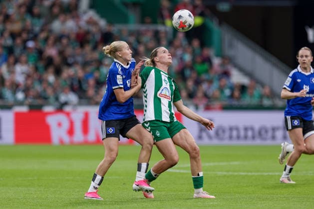 From left: Paulina Bartz of Hamburger SV (HSV), 37, and Juliane Wirtz of SV Werder Bremen, 28, in a one-on-one battle, duel, dynamic moment, action, game scene, DFB REGULATIONS PROHIBIT ANY USE OF PHOTOGRAPHS AS IMAGE SEQUENCES AND OR VIDEO-LIKE PHOTO SERIES DFB REGULATIONS PROHIBIT ANY USE OF PHOTOGRAPHS AS IMAGE SEQU, September 11, 2026, Bremen, Germany, soccer, Google Pixel Women’s Bundesliga, SV Werder Bremen, Hamburger SV xobx