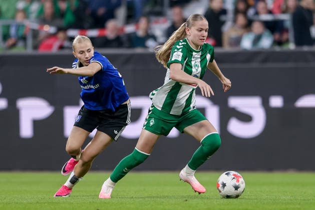 From left: Paulina Bartz (Hamburger SV, HSV), 37, and Marie Gmeineder (SV Werder Bremen), 6, in a one-on-one battle, duel, dynamic moment, action, game scene, DFB REGULATIONS PROHIBIT ANY USE OF PHOTOGRAPHS AS SEQUENCE IMAGES AND OR VIDEO-LIKE PHOTO SERIES DFB REGULATIONS PROHIBIT ANY USE OF PHOTOGRAPHS AS IMAGE SEQUENCES AND OR QUASI-VIDEO, September 11, 2026, Bremen, Germany, Soccer, Google Pixel Women’s Bundesliga, SV Werder Bremen, Hamburger SV xobx
