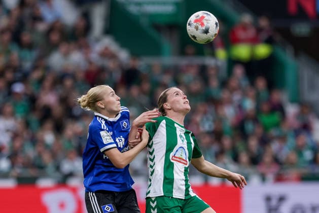 From left: Paulina Bartz (Hamburger SV, HSV), 37, and Juliane Wirtz (SV Werder Bremen), 28, in a one-on-one battle, duel, dynamic moment, action, game scene, DFB REGULATIONS PROHIBIT ANY USE OF PHOTOGRAPHS AS SEQUENCE IMAGES AND OR VIDEO-LIKE PHOTO SERIES DFB REGULATIONS PROHIBIT ANY USE OF PHOTOGRAPHS AS IMAGE SEQU, September 11, 2026, Bremen, Germany, soccer, Google Pixel Women’s Bundesliga, SV Werder Bremen, Hamburger SV xobx
