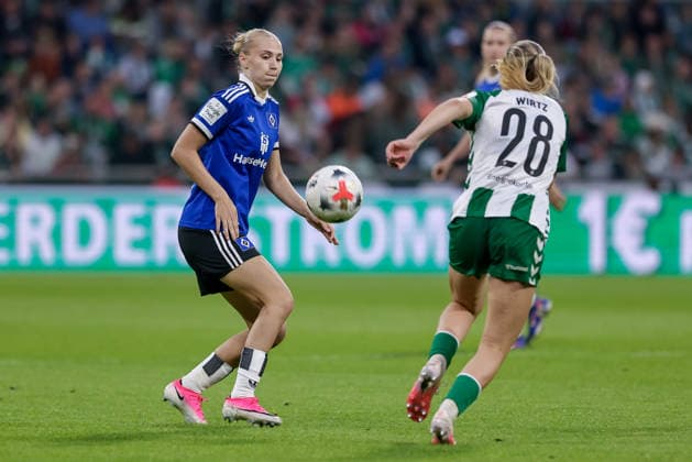 From left: Paulina Bartz (Hamburger SV, HSV), 37, and Juliane Wirtz (SV Werder Bremen), 28, in a one-on-one battle, duel, dynamic moment, action, game scene, DFB REGULATIONS PROHIBIT ANY USE OF PHOTOGRAPHS AS SEQUENCE IMAGES AND OR VIDEO-LIKE PHOTO SERIES DFB REGULATIONS PROHIBIT ANY USE OF PHOTOGRAPHS AS IMAGE SEQU, September 11, 2026, Bremen, Germany, soccer, Google Pixel Women’s Bundesliga, SV Werder Bremen, Hamburger SV xobx