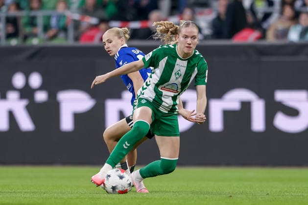 From left: Paulina Bartz (Hamburger SV, HSV), 37, and Marie Gmeineder (SV Werder Bremen), 6, in a one-on-one battle, duel, dynamic moment, action, game scene, DFB REGULATIONS PROHIBIT ANY USE OF PHOTOGRAPHS AS SEQUENCE IMAGES AND OR VIDEO-LIKE PHOTO SERIES DFB REGULATIONS PROHIBIT ANY USE OF PHOTOGRAPHS AS IMAGE SEQUENCES AND OR QUASI-VIDEO, September 11, 2026, Bremen, Germany, Soccer, Google Pixel Women’s Bundesliga, SV Werder Bremen, Hamburger SV xobx