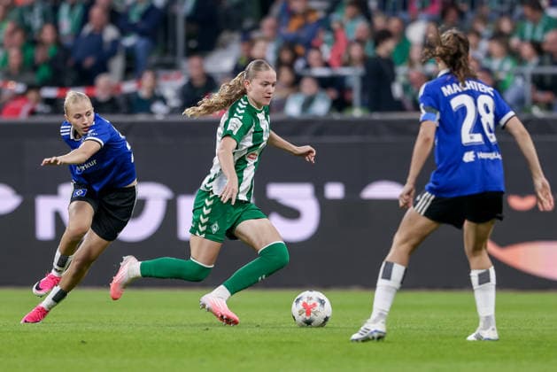 From left: Paulina Bartz (Hamburger SV, HSV), 37, and Marie Gmeineder (SV Werder Bremen), 6, in a one-on-one battle, duel, dynamic moment, action, game scene, DFB REGULATIONS PROHIBIT ANY USE OF PHOTOGRAPHS AS SEQUENCE IMAGES AND OR VIDEO-LIKE PHOTO SERIES DFB REGULATIONS PROHIBIT ANY USE OF PHOTOGRAPHS AS IMAGE SEQUENCES AND OR QUASI-VIDEO, September 11, 2026, Bremen, Germany, Soccer, Google Pixel Women’s Bundesliga, SV Werder Bremen, Hamburger SV xobx