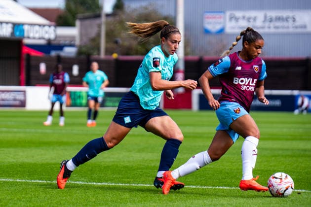 Barclays Women™s Super League match between West Ham United and London City Lionesses LONDON, ENGLAND - SEPTEMBER 12: Alexia Putellas of London City Lionesses and Estelle Cascarino of West Ham United during the Barclays Women™s Super League match between West Ham United and London City Lionesses at Chigwell Construction Stadium on September 12, 2026 in London, England (Photo by Nina Farooqi beanhive) London United Kingdom Copyright: xNinaxFarooqix