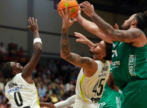 Collin Metcalf, Medikamente per Klick Bayreuth, 45, battles Camaron Tongue of EPG Baskets Koblenz, 21, for a rebound (GER), EPG Baskets Koblenz vs. Medikamente per Klick Bayreuth, Barmer 2 Basketball Bundesliga, ProA, Matchday 1, 2026–27 season, EPG Arena, Koblenz, September 27, 2026 EPG Baskets Koblenz vs. Medikamente per Klick Bayreuth, ProA, Matchday 1, 2026–27 season, September 27, 2026, Koblenz Copyright: xEibner-Pressefoto ScottxColemanx EP_SCN