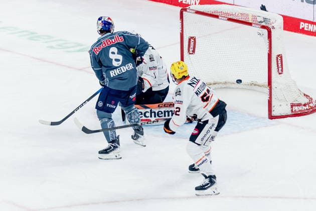Tobias Rieder, EHC Red Bull Munich, No. 08, misses here against Nico Pertuch, goalie, Löwen Frankfurt, No. 01, and Maksim Matushkin, Löwen Frankfurt, No. 52, GER, EHC Red Bull Munich vs. Löwen Frankfurt ice hockey, DEL, 2026–2027 season, Matchday 4, September 27, 2026. Photo: HMB Media, Franz Feiner Copyright: HMBxMedia FranzxFeiner