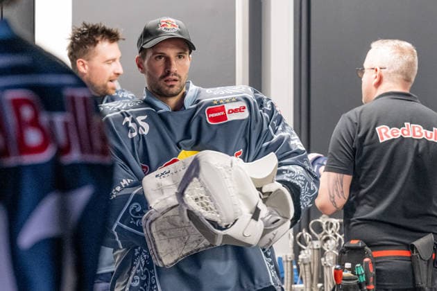 Mathias Niederberger, goaltender, EHC Red Bull Munich, 35, in the players tunnel before the game: GER, EHC Red Bull Munich vs. Löwen Frankfurt, ice hockey, DEL, 2026–2027 season, Matchday 4, September 27, 2026. Photo by HMB Media, Heike Feiner Copyright: HMBxMedia HeikexFeiner