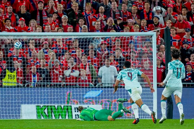 Soccer, Nations League: Norway vs. Portugal 1–2, Nations League Oslo 20260927 Portugal’s Gonçalo Ramos scores the 2-1 goal past Norway’s goalkeeper Orjan Haskjold Nyland during the international soccer match between Norway and Portugal in the Nations League. Photo: Lise Aserud, NTB, Oslo, Norway. EDITORIAL USE ONLY. RESTRICTED USE BY BETTING COMPANIES  Copyright: xLisexAserudx xNTBx