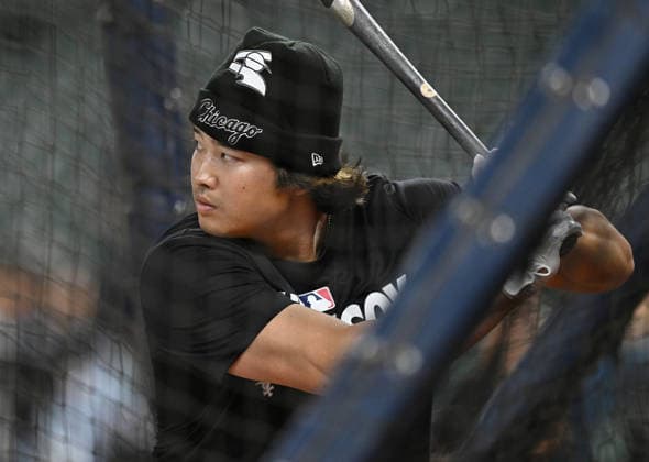Chicago White Sox first baseman Munetaka Murakami (5) has batting practice before the start of an MLB, Baseball Herren, USA American League Wild Card game against the Houston Astros at Daikin Park in Houston, Texas, on Tuesday, September 29, 2026. HOU20260929704 MARIAxLYSAKER