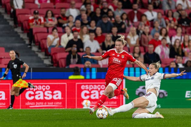 September 30, 2026, Lisbon, Lisbon, Portugal: Chandra Davidson of SL Benfica disputes possession of the ball with Franziska Kett of FC Bayern Munchen during the UEFA Womens Champions League 2026 27 League Group match between SL Benfica and FC Bayern Munchen at Estadio da Luz on September 30, 2026 in Lisbon, Portugal. Soccer 2026: SL Benfica Vs FC Bayern Munchen - ZUMAs391 20260930_znp_s391_005 Copyright: xCarlosxSilvax