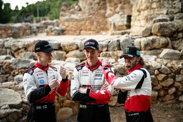 FIA WRC, Motorsport Rallye, WM Rally Italia Sardegna 2026 Sami Pajari, Elfyn Evans and Oliver Solberg of Toyota Gazoo Racing WRT pose for a family photo with their Toyota GR Yaris Rally1 cars during the FIA World Rally Championship Rally Italia Sardegna in Sardinia, Italy, on September 30, 2026. Alghero Italy Copyright: xLucaxBarsalix originalFilename:barsali-wrcrally250930_np8Ll