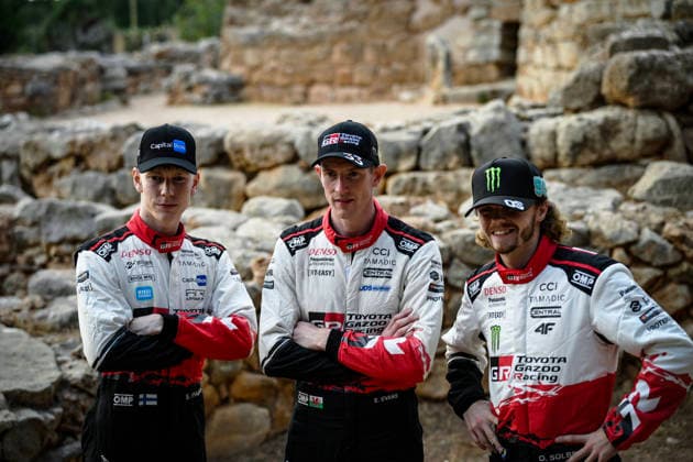FIA WRC, Motorsport Rallye, WM Rally Italia Sardegna 2026 Sami Pajari, Elfyn Evans and Oliver Solberg of the Toyota Gazoo Racing WRT team pose for a family photo with their Toyota GR Yaris Rally1 cars during the FIA World Rally Championship WRC Rally Italia Sardegna in Sardinia, Italy, on September 30, 2026. Alghero Italy Copyright: xLucaxBarsalix originalFilename:barsali-wrcrally250930_npotk
