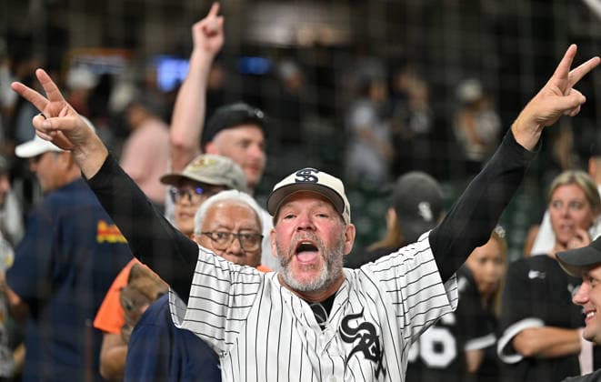 Chicago White Sox fans celebrate after the White Sox defeated the Houston Astros 7-3 to win their MLB, Baseball Herren, USA American League Wild Card series at Daikin Park in Houston, Texas, on Wednesday, September 30, 2026. The White Sox advance to play the Cleveland Guardians in the American League Division Series. HOU20260930749 MARIAxLYSAKER