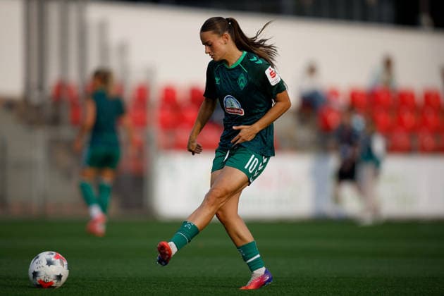 Soccer I Women s I 2026–2027 Season I Bundesliga I Bayer 04 Leverkusen vs. Werder Bremen I October 2, 2026 Tuana Mahmoud 10, Werder Bremen warms up before the game at Leverkusen s Ulrich Haberland Stadium, North Rhine-Westphalia, Germany Copyright: xLobeca CedricxSiefkerx