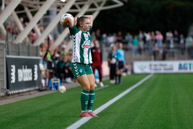 Soccer I Women s I 2026–2027 Season I Bundesliga I Bayer 04 Leverkusen vs. Werder Bremen I October 2, 2026 Michelle Weiss, 15, of Werder Bremen takes a throw-in at the Ulrich Haberland Stadium in North Rhine-Westphalia, Germany Copyright: xLobeca CedricxSiefkerx