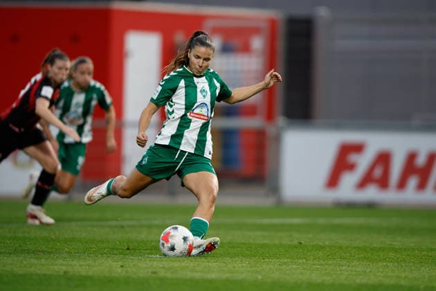 Soccer I Women s I 2026–2027 Season I Bundesliga I Bayer 04 Leverkusen vs. Werder Bremen I October 2, 2026 Luna Vanzeir 13, Werder Bremen converts the penalty kick, giving Werder Bremen a 1–0 lead. Free kick, close-up, portrait, single photo, single frame, body. Leverkusen, Ulrich Haberland Stadium, North Rhine-Westphalia, Germany Copyright: xLobeca CedricxSiefkerx