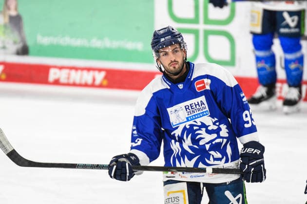 Straubing Tigers vs. Pinguins Bremerhaven, Ice Hockey, German Ice Hockey League, Penny DEL, Matchday 5, 2026–2027 Season, October 2, 2026, Spencer Kersten, Straubing Tigers, Men s Ice Hockey, German Ice Hockey League, Penny DEL, Matchday 5, 2026–2027 Season on October 2, 2026, at the Eisstadion am Pulverturm, Straubing Tigers (blue) vs. Pinguins Bremerhaven (white)
