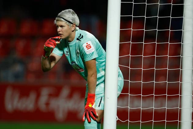 Soccer I Women s I 2026–2027 Season I Bundesliga I Bayer 04 Leverkusen vs. Werder Bremen I October 2, 2026 Vanessa Fischer 1, Werder Bremen gives instructions to the defensive wall at Leverkusen s Ulrich Haberland Stadium in North Rhine-Westphalia, Germany Copyright: xLobeca CedricxSiefkerx