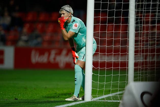 Soccer I Women s I 2026–2027 Season I Bundesliga I Bayer 04 Leverkusen vs. Werder Bremen I October 2, 2026 Vanessa Fischer 1, Werder Bremen gives instructions to the defensive wall at Leverkusen s Ulrich Haberland Stadium in North Rhine-Westphalia, Germany Copyright: xLobeca CedricxSiefkerx