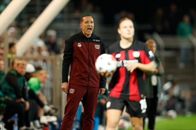 Soccer I Women s I 2026–2027 Season I Bundesliga I Bayer 04 Leverkusen vs. Werder Bremen I October 2, 2026 Roberto Pätzold, Coach, Bayer 04 Leverkusen gives his team instructions and calls out to the players at the Ulrich Haberland Stadium in Leverkusen, North Rhine-Westphalia, Germany Copyright: xLobeca CedricxSiefkerx